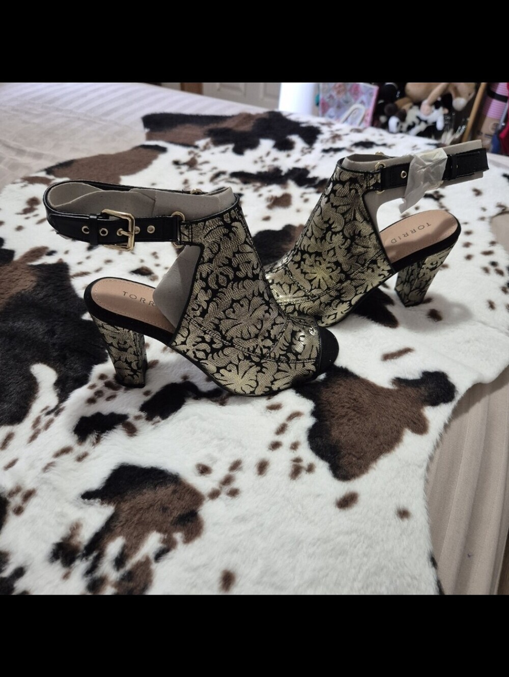 NWT torrid Gold and Black Floral Metallic Ankle Strap Block Heels-8W
